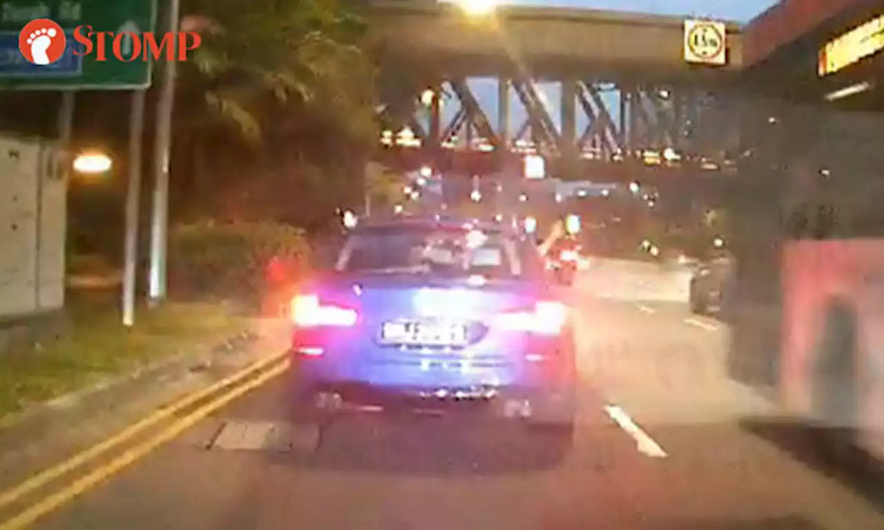 Driver flashes middle finger at Grab driver after getting honked at for not giving way at Bukit Timah