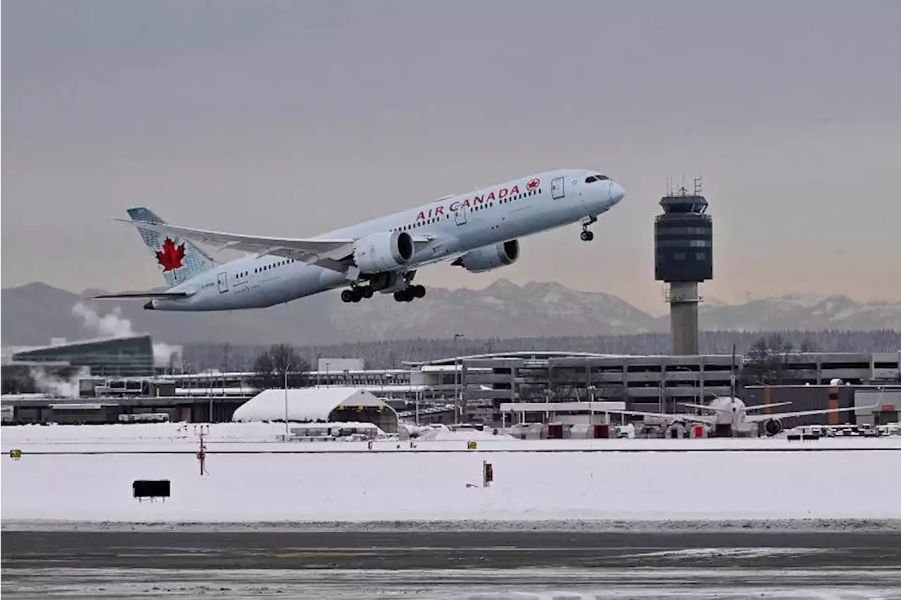 Air Canada apologises to 2 passengers kicked off flight for refusing to sit in vomit-covered seats