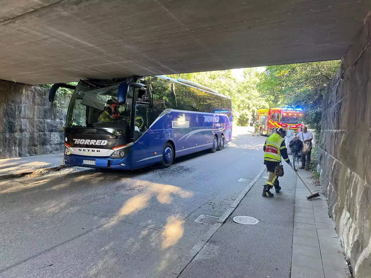 Buss fast under järnvägsviadukt i i Lund