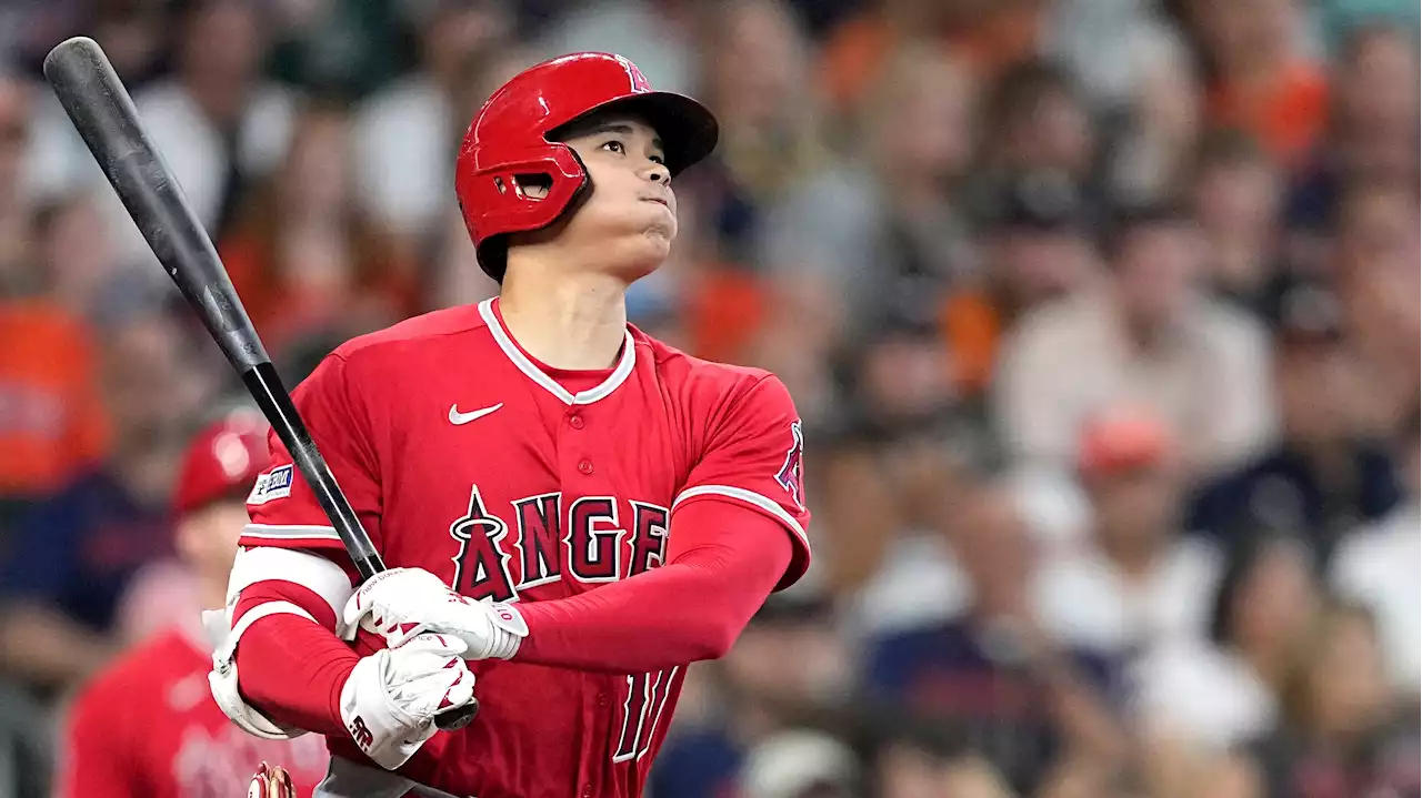 Los Angeles Angels use Shohei Ohtani body double for team photo