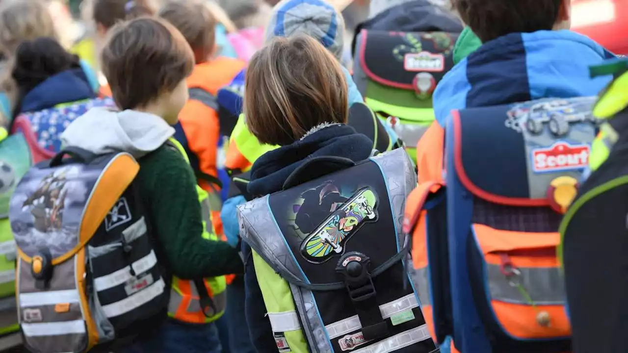 Schranke vor der Schule: Stadt greift gegen Elterntaxis durch