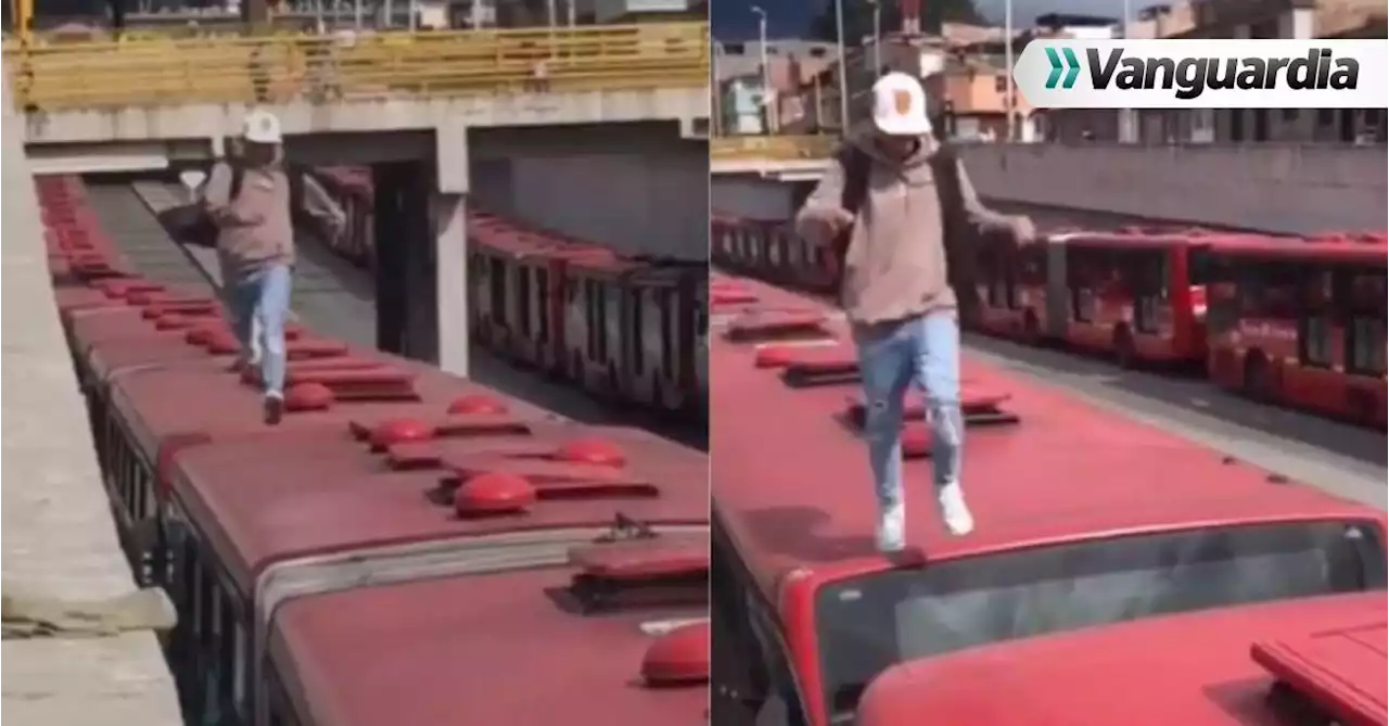 Video: Como si fuera un videojuevo, joven saltó sobre buses de Transmilenio