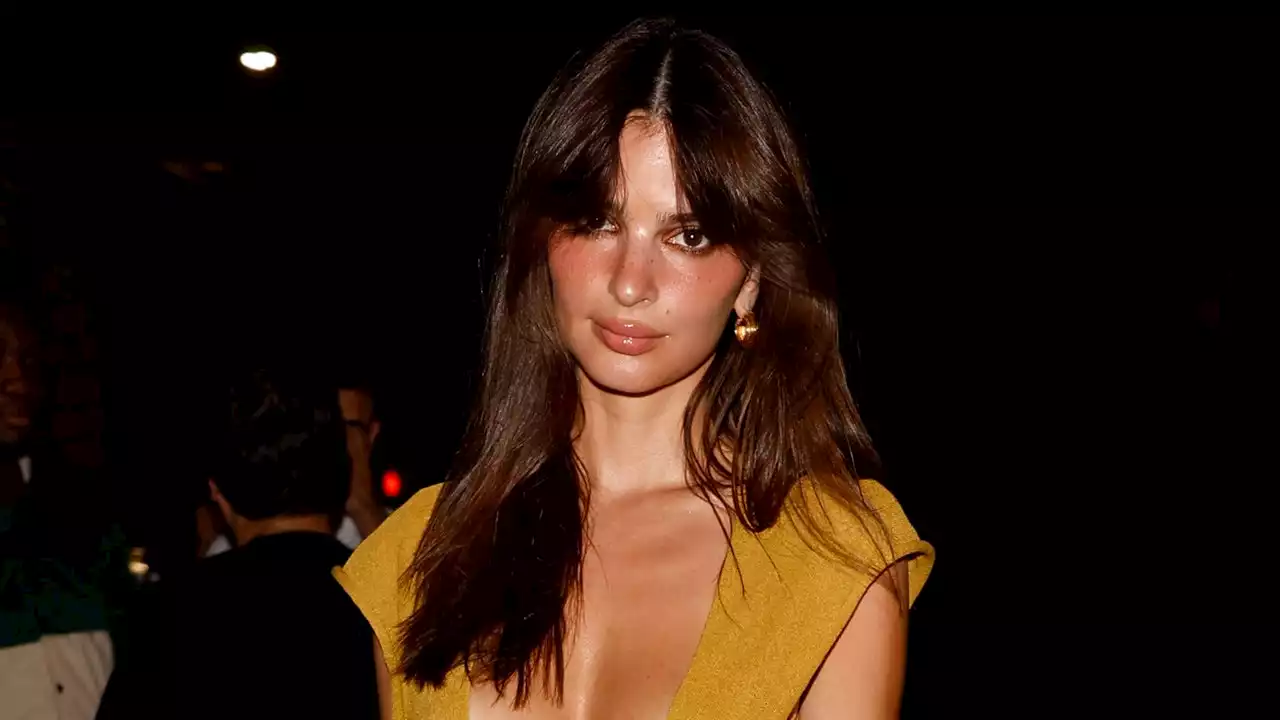 Emily Ratajkowski ose la minirobe transparente à New York