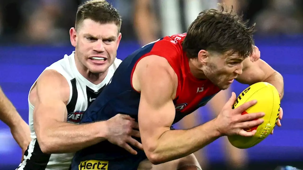 Live: Collingwood and Melbourne begin AFL finals on a wet MCG