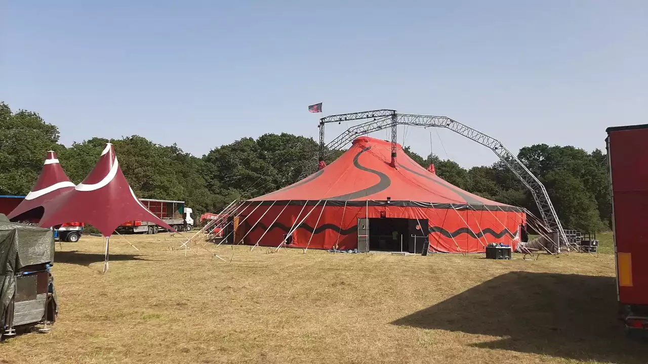 Qui a donc installé ce grand chapiteau dans ce bourg de Loire-Atlantique ?