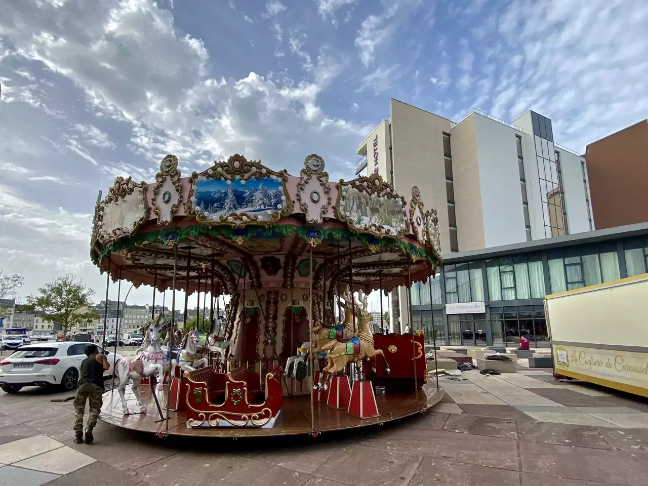 Travaux à Cherbourg. Le carrousel de la place de-Gaulle déménage