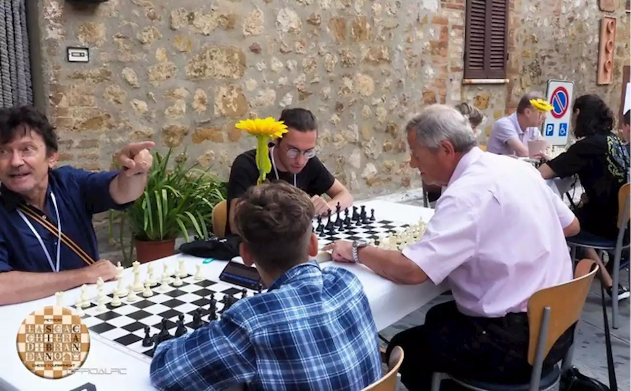 Borgo nel Senese si trasforma in scacchiera per un torneo - Toscana