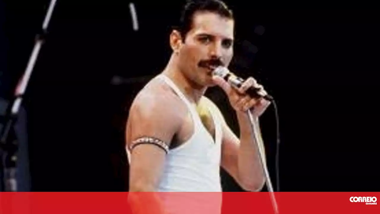 Piano e manuscrito de Freddie Mercury rendem cerca de quatro milhões de euros em leilão