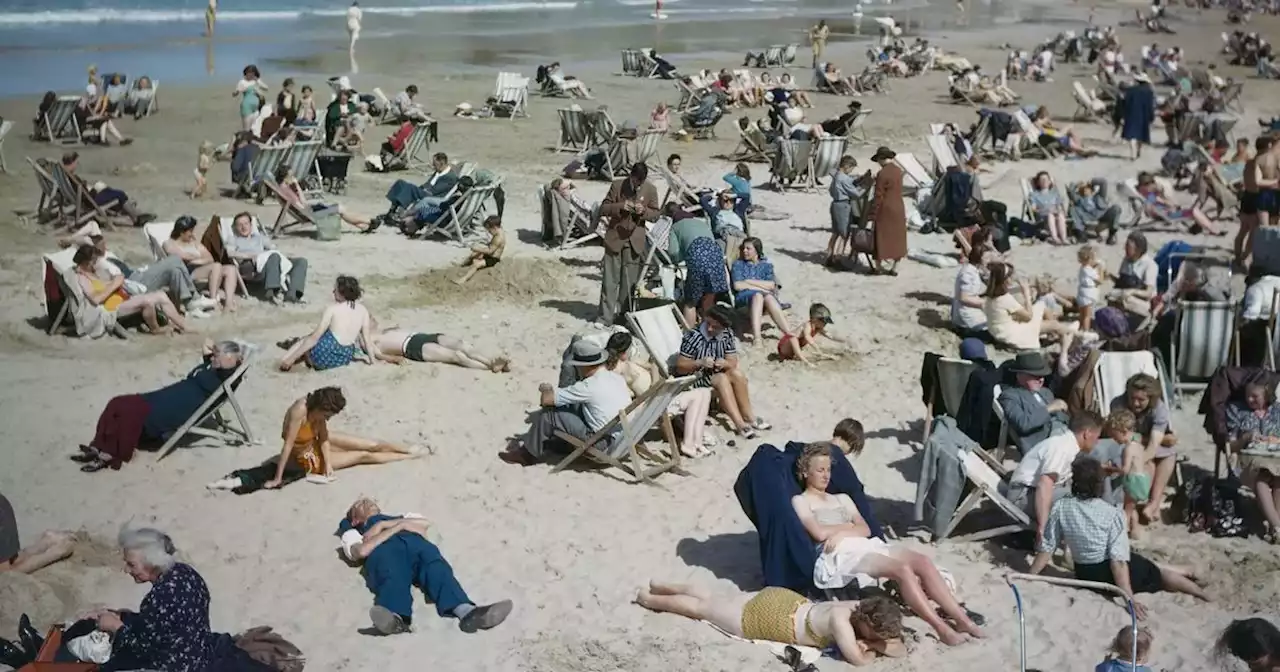 People baffled at 'time traveller holding mobile phone' in 1940s beach snap