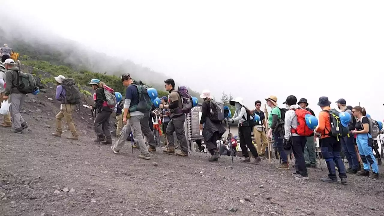 صعود میلیون‌ها نفر از کوه فوجی ژاپن؛ زنگ خطر تبعات محیط زیستی به صدا درآمد