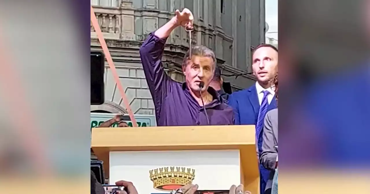 Il discorso di Sylvester Stallone a Gioia del Colle: 'Come direbbe Rocky, continuate a combattere'. E mostra la chiave della bottega del nonno