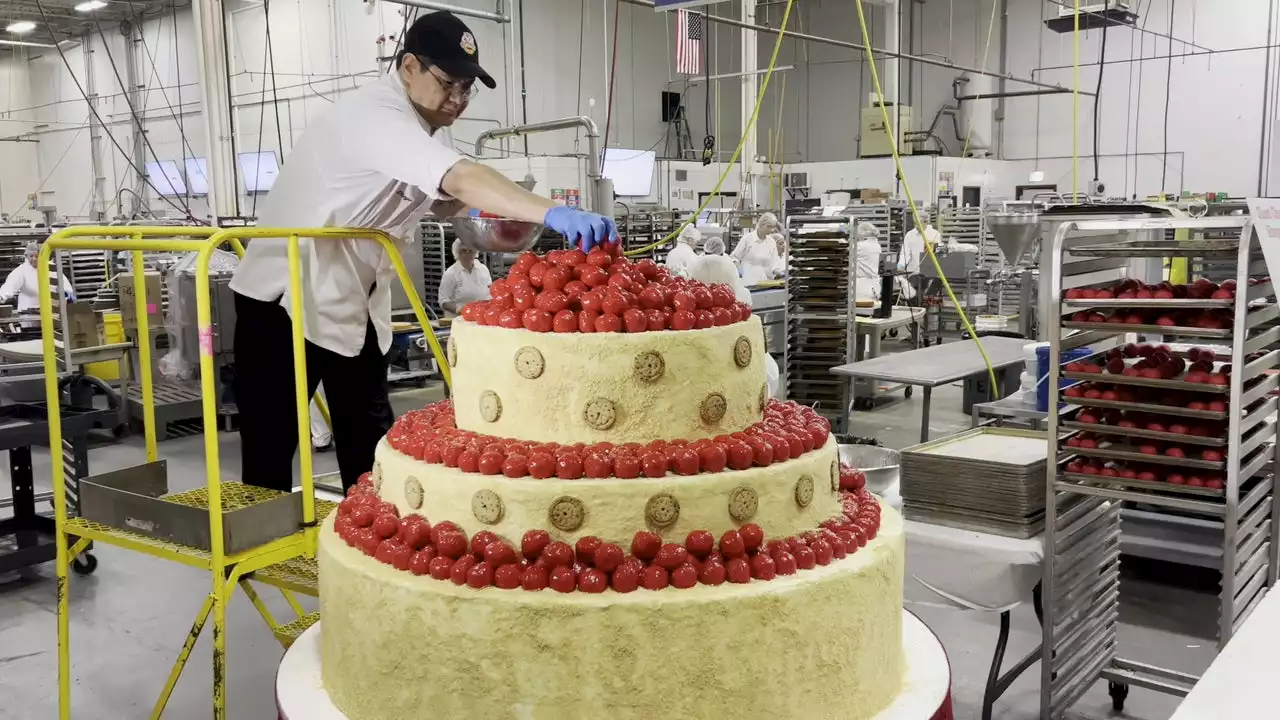 Eli's Cheesecake creates 1,000-pound treat for Taste of Chicago