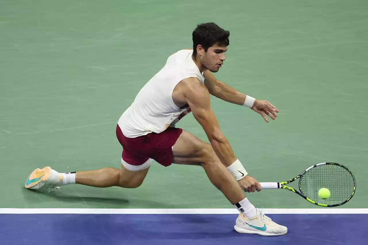 Carlos Alcaraz averts an early challenge from Alexander Zverev to return to the U.S. Open semis