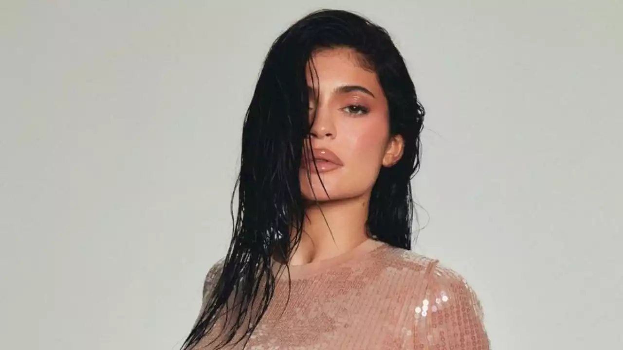 El microbikini dorado con el que Kylie Jenner en Instagram marca la tendencia del verano 2023