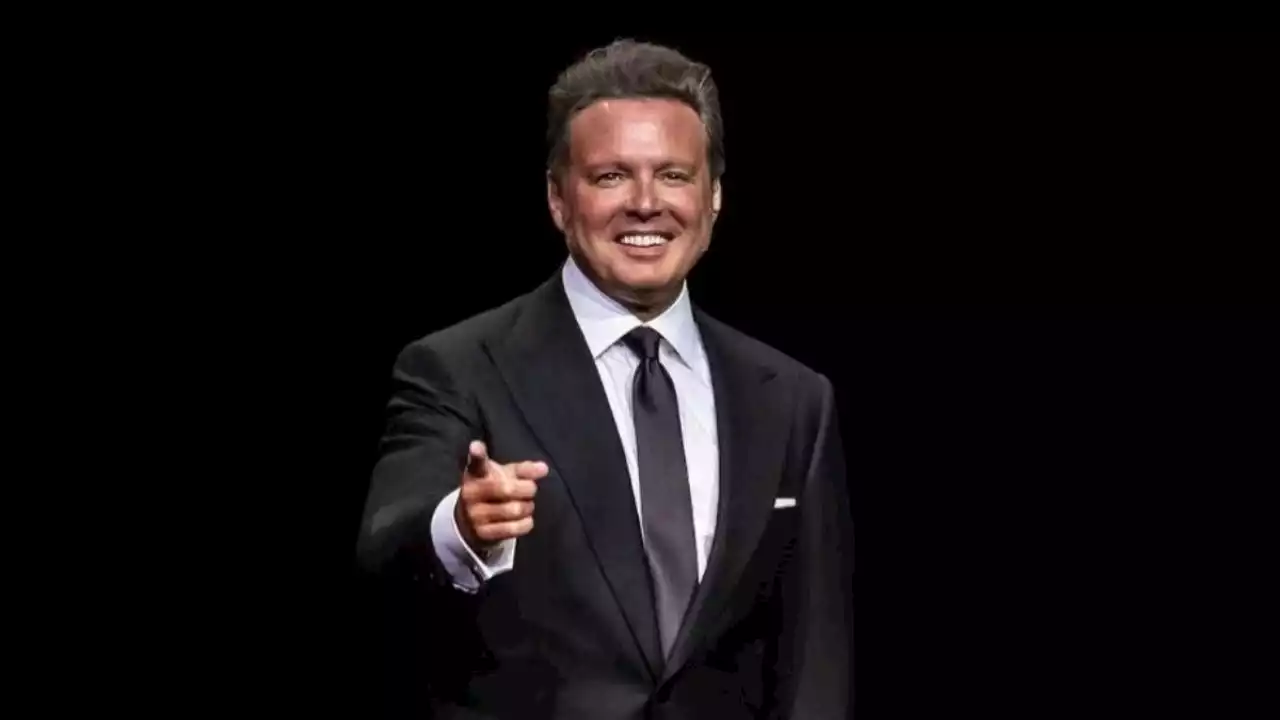 VIDEO: así reaccionó Luis Miguel al recoger del escenario una prenda íntima de una fan