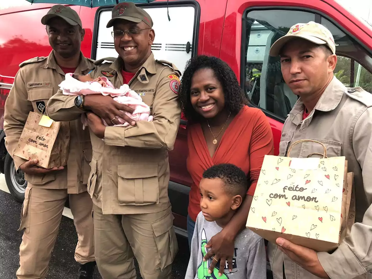 Mãe leva bebê para visitar bombeiros que ajudaram a fazer o parto dentro de ambulância, em Magé, na Baixada Fluminense