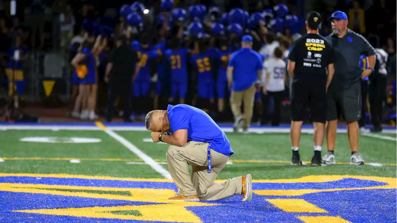 Praying football coach resigns from Bremerton High School after returning for 1 game