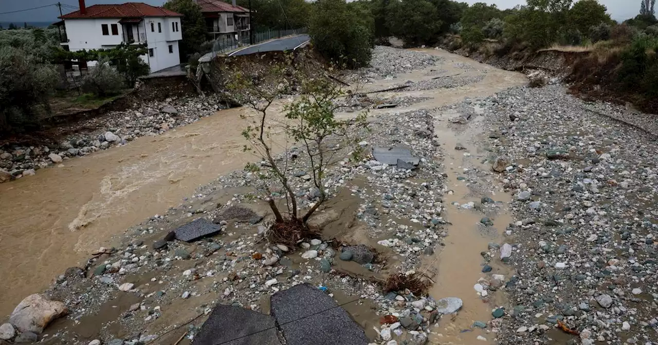 Inondations en Grèce : périlleuses opérations de secours pour sauver des habitants pris au piège