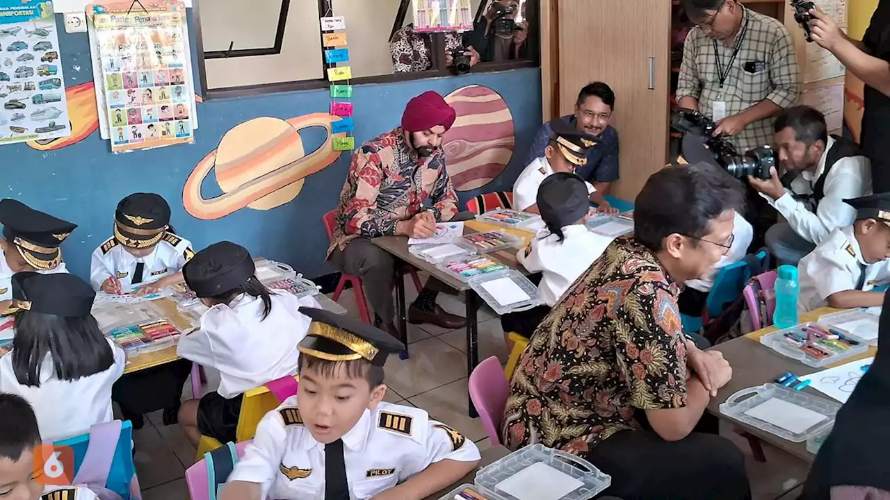 Presiden Bank Dunia Ajay Banga Mewarnai Bareng Anak-Anak PAUD Tangerang