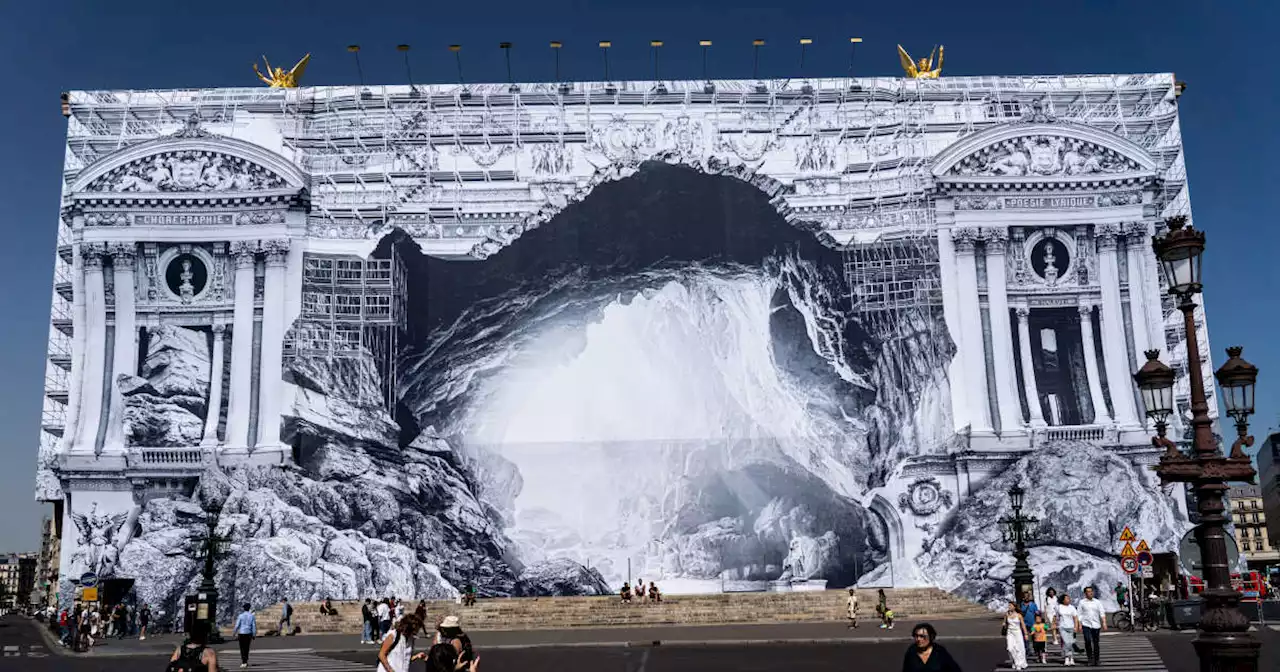 L’artiste JR transforme la façade du Palais Garnier à Paris en caverne