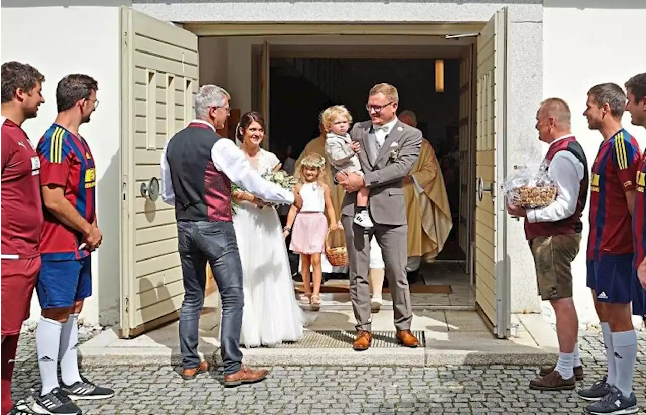 Hochzeit in Böbrach: Ehrenspalier erwartet Ann-Kathrin und Christian Gierl