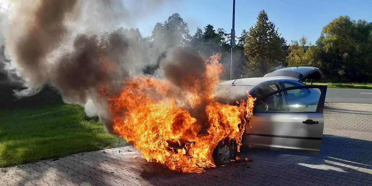 Spektakulär: In Neuhaus geriet ein Leihwagen in Brand