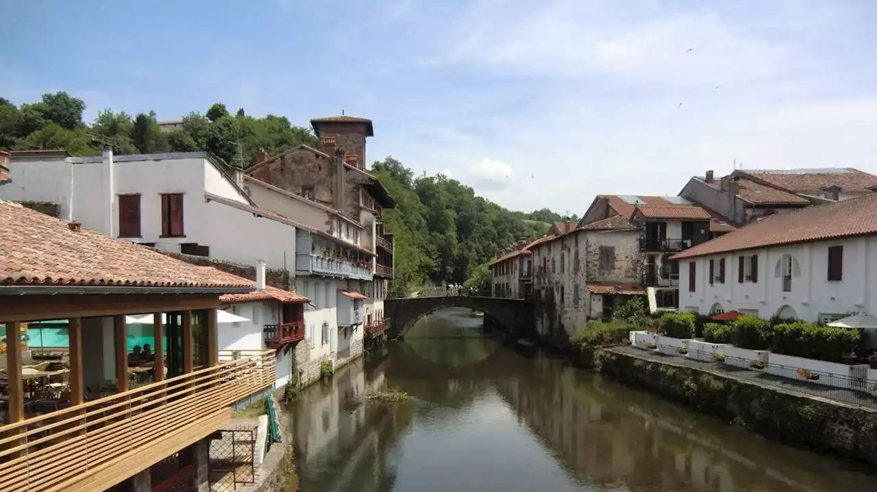 Cette citadelle fortifiée au pied des Pyrénées fait partie des plus beaux villages de France