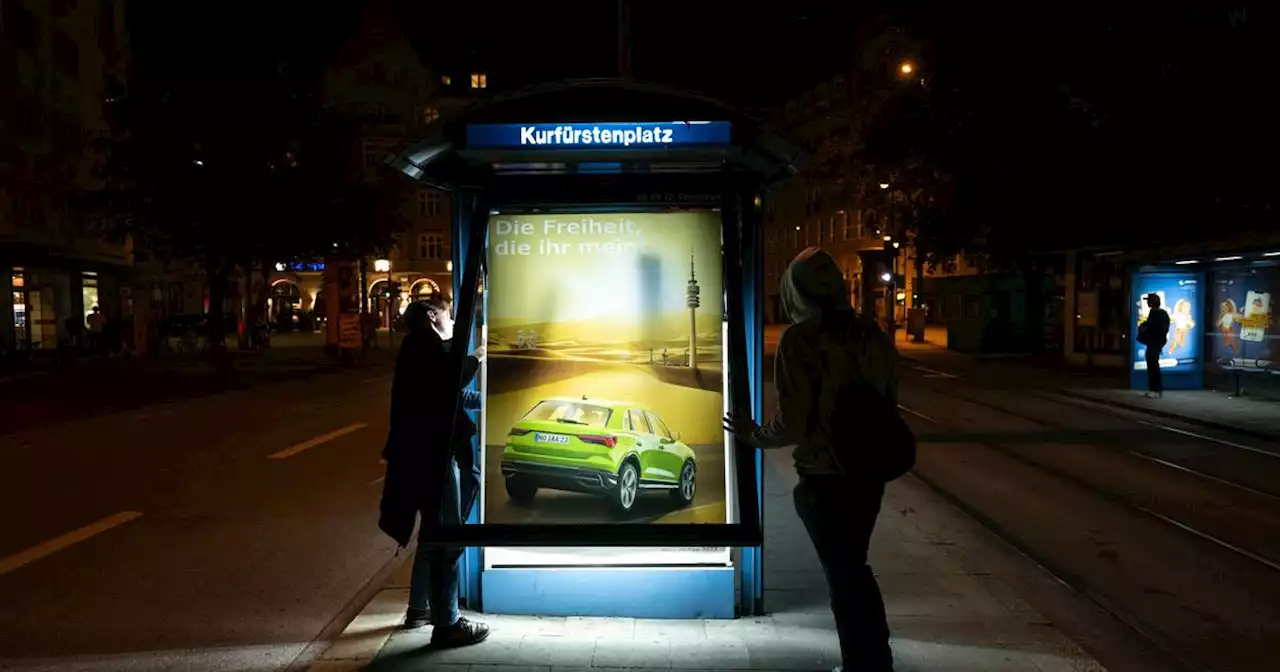 Protest an der IAA: Damit ersetzt Attac die Auto-Werbeplakate in München