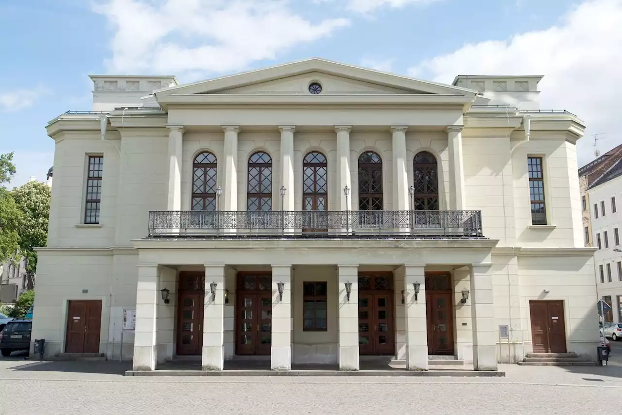 Theaterbühne nach Schaden provisorisch wieder bespielbar