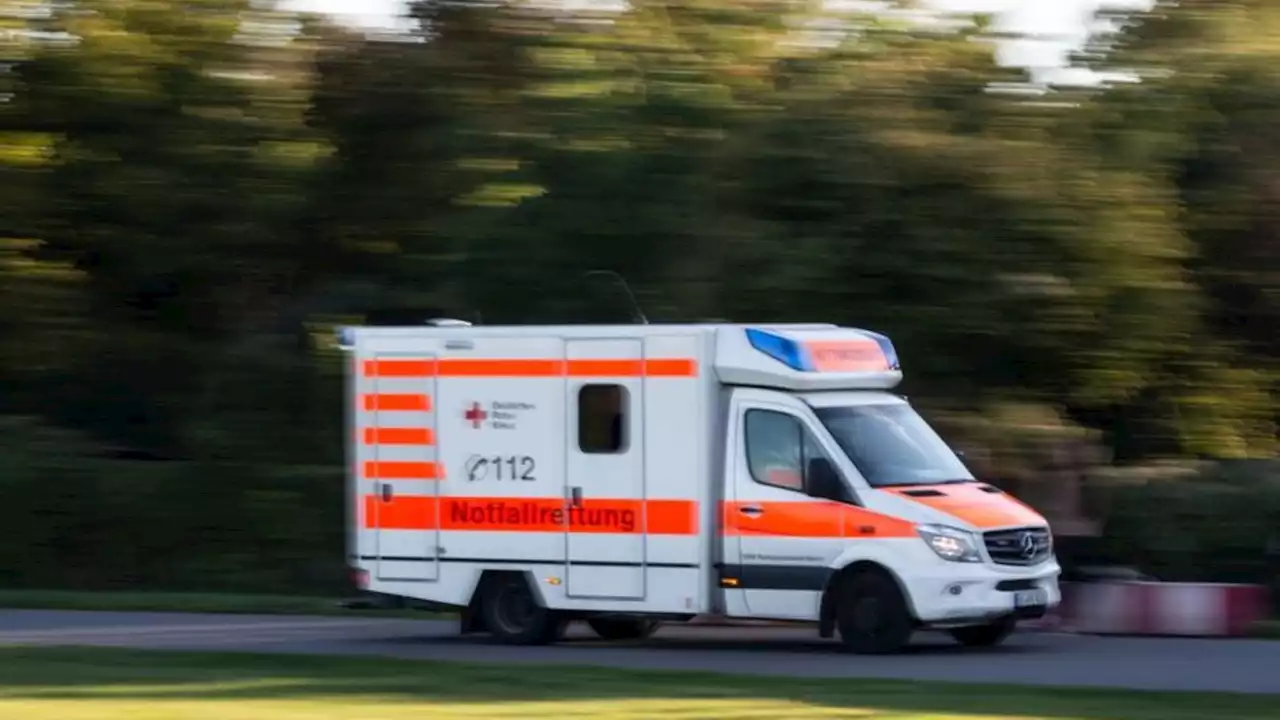 Radfahrer unter Transporter eingeklemmt