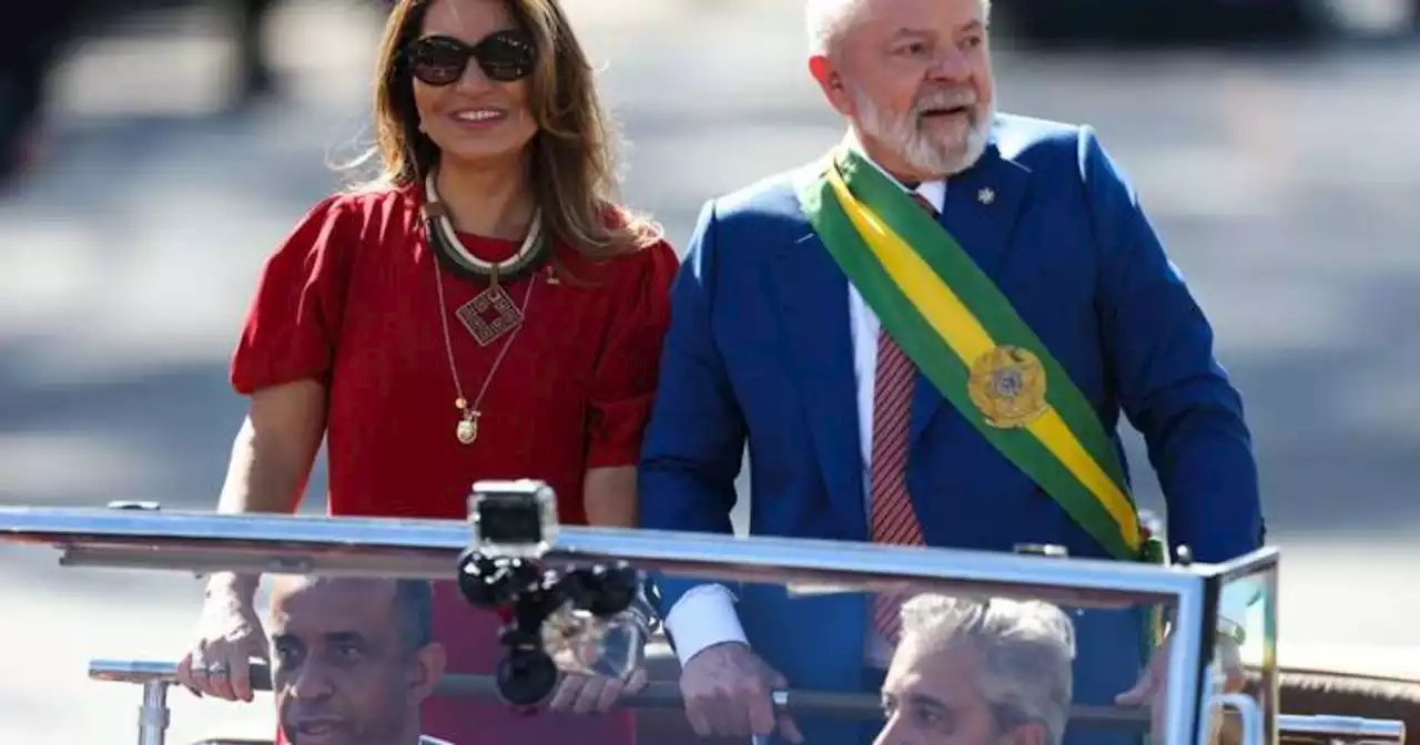 7 de setembro: Janja usa vestido vermelho de estilista de Brasília feito sob medida