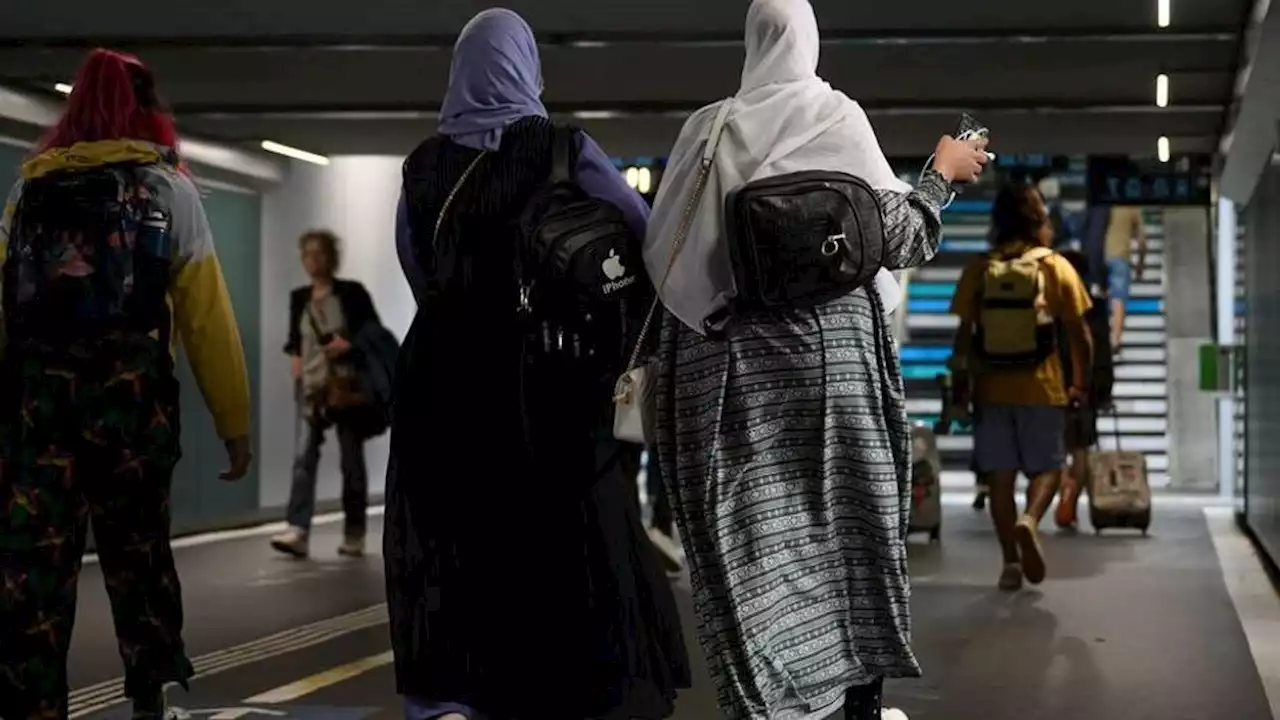 رغم شكاوى حقوقيين.. مجلس الدولة الفرنسي يصدّق على قرار حظر العباءة بالمدارس