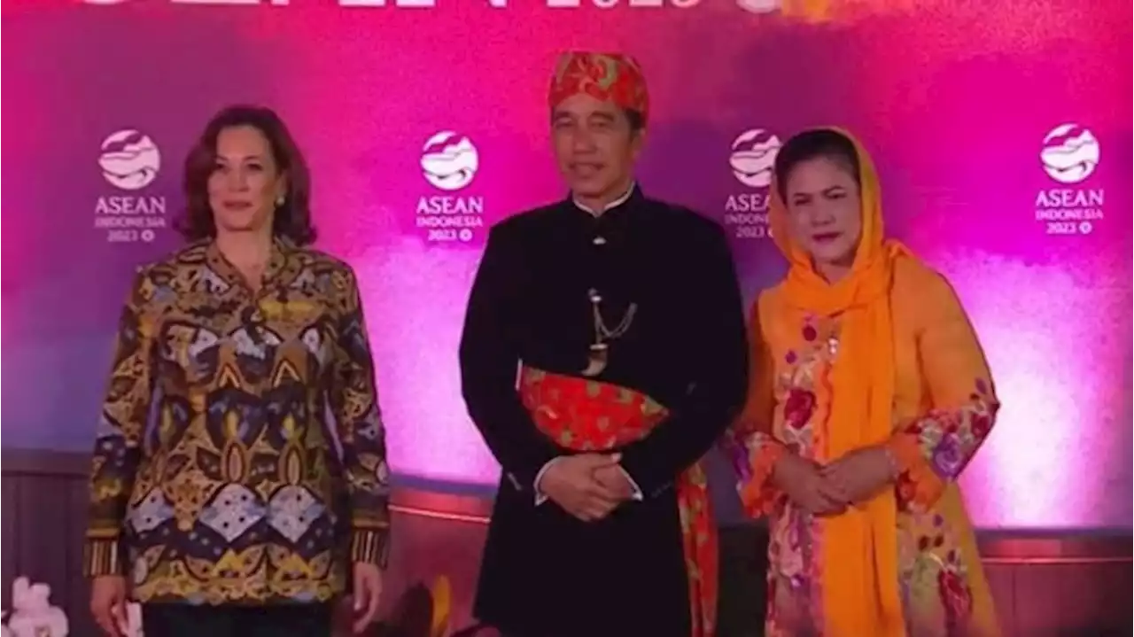 Jokowi, First Lady Wear Betawi Traditional Dress at ASEAN Gala Dinner