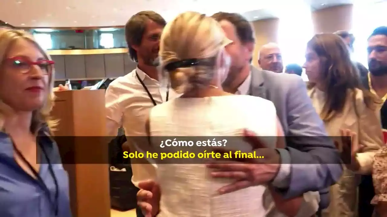 Así ha sido el afectuoso saludo entre Yolanda Díaz y Toni Comín en Bruselas