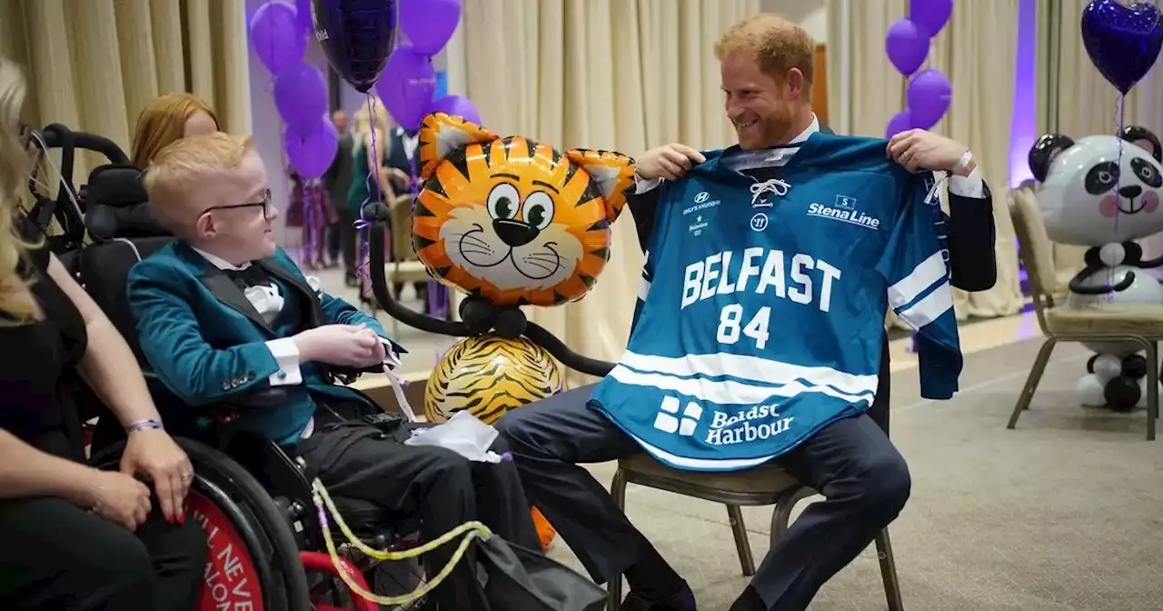 NI teen gifts Prince Harry a Belfast Giants shirt at WellChild Awards