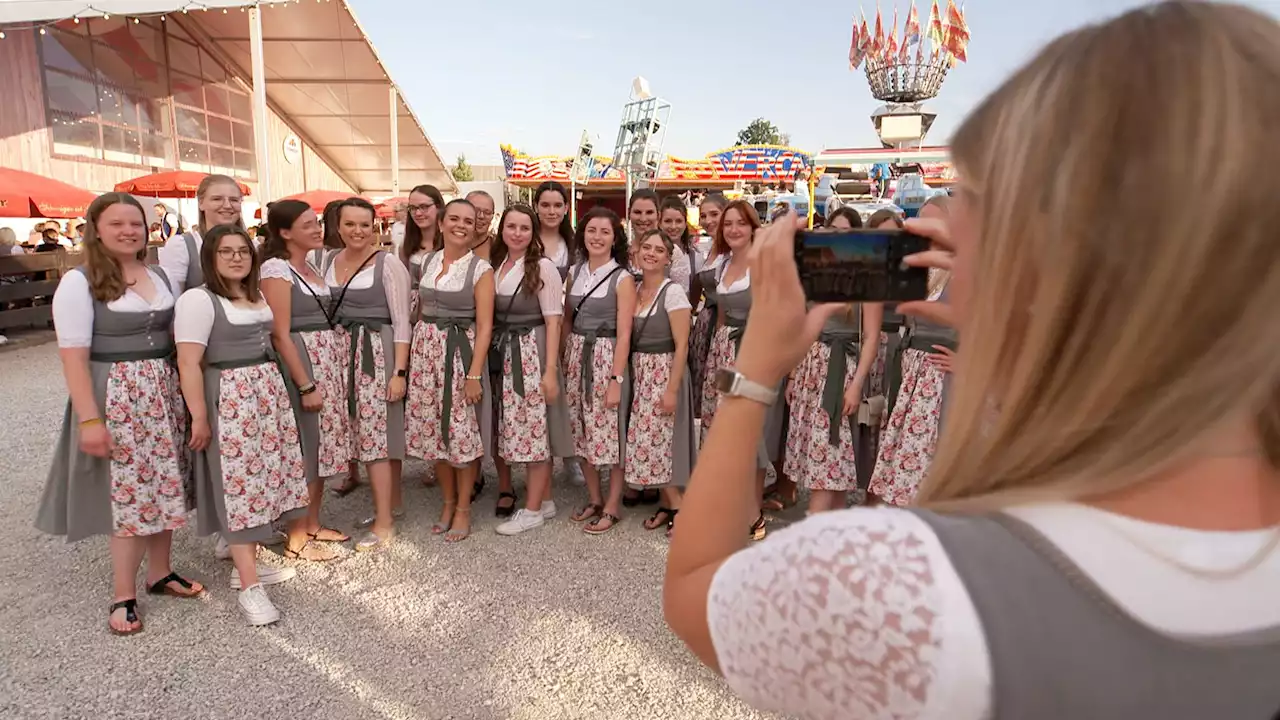 Dirndl und Lederhose: 'Ein Stück Heimat auf der Haut'