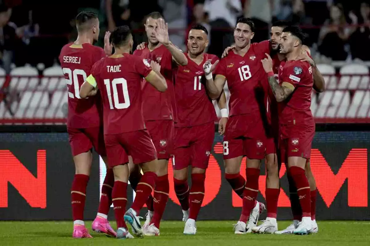 Vlahovic decisivo in nazionale, ma che fortuna: il gol con l'Ungheria infiamma il web