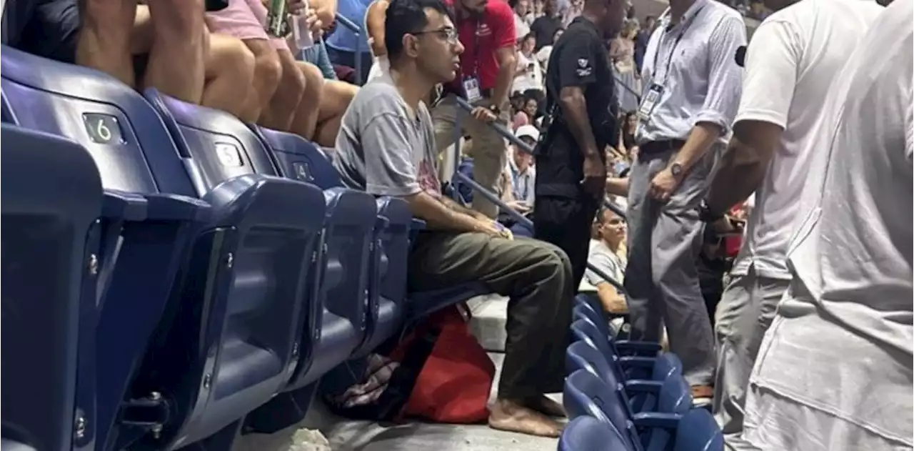 Insólita protesta en el US Open: un activista se pegó al piso y frenó la semifinal entre Gauff y Muchova