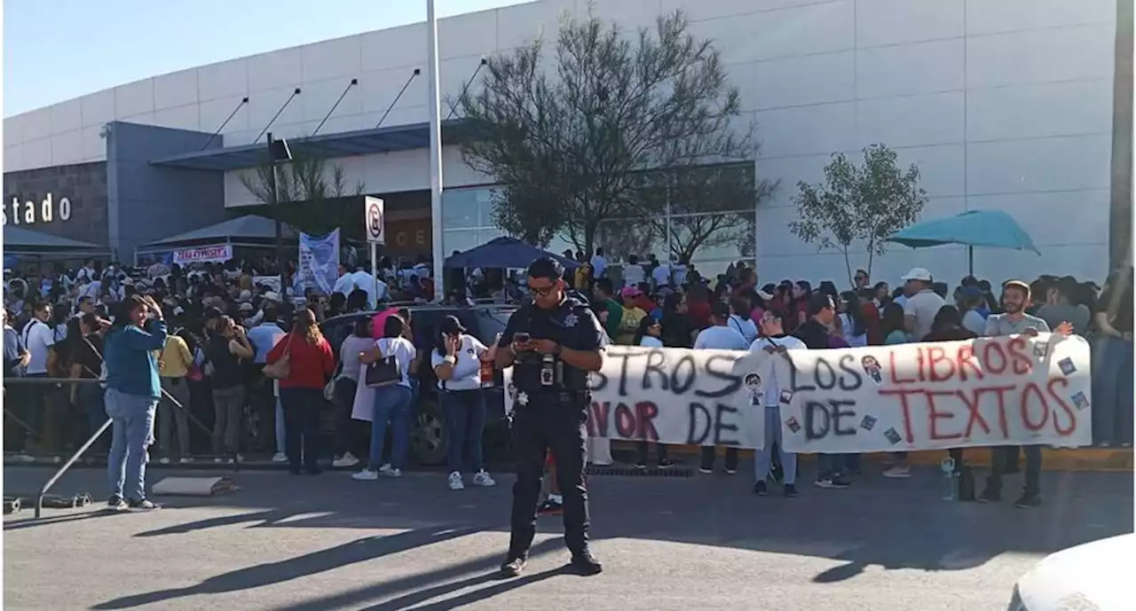 Maestros marchan para que les entreguen los nuevos libros de texto gratuitos en Chihuahua