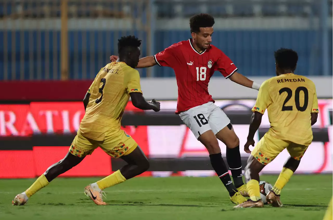 مصر تفوز وتثأر وتتصدر في غياب محمد صلاح