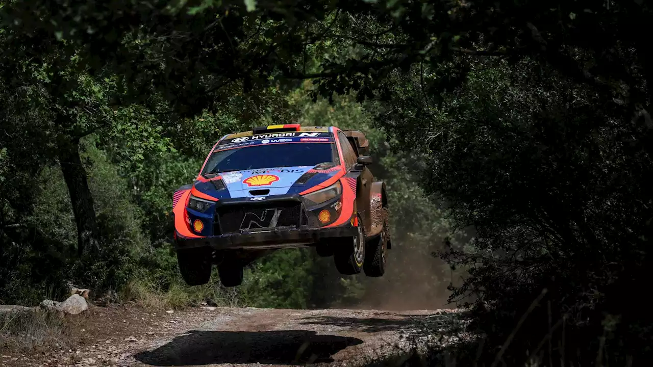 | Rallye de Grèce : Thierry Neuville (Hyundai) en tête devant, Sébastien Ogier (Toyota) et Rovanperä