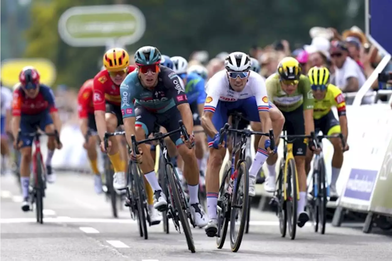 “We staan weer met beide voeten op de grond”: Wout van Aert blijft leider in Tour of Britain, maar waarschuwt voor “tricky” slotritten