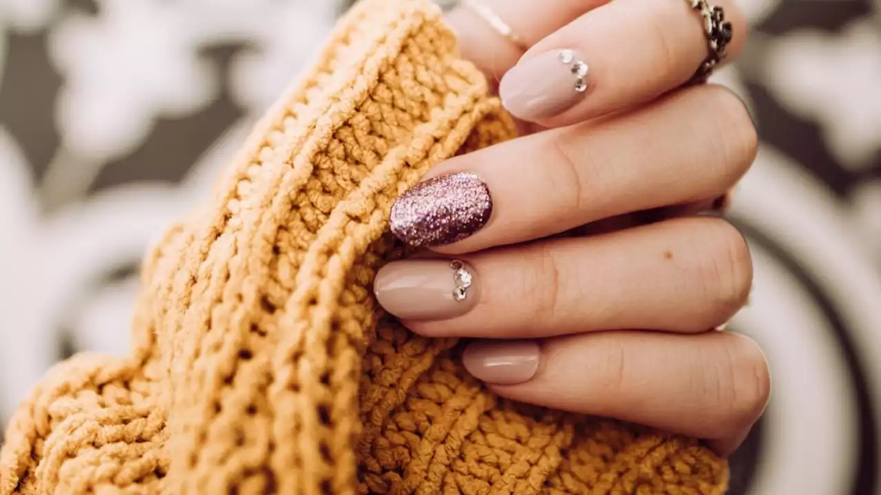 Uñas chai latte: cómo llevar la manicura más elegante de otoño 2023