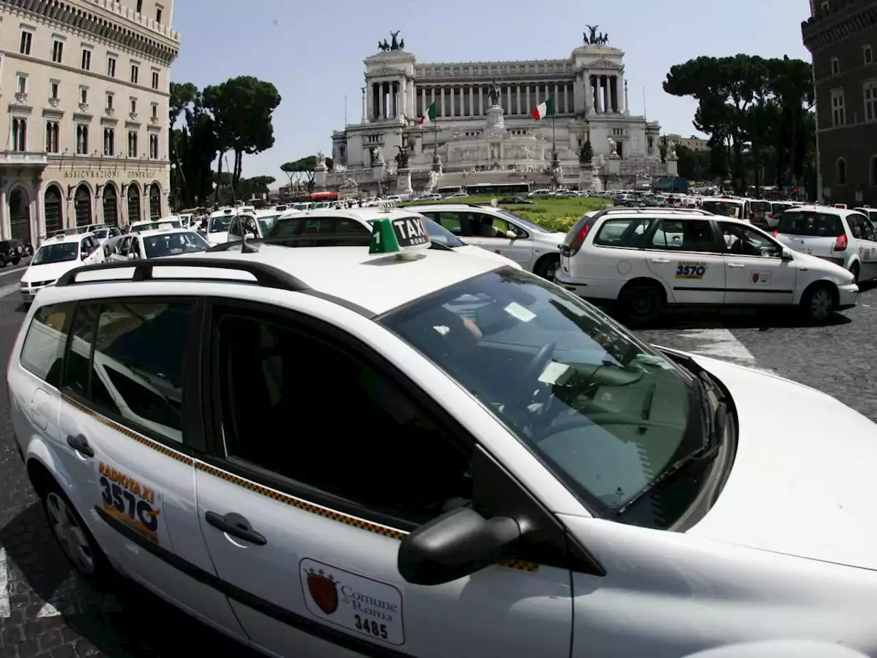 'Vi prego chiamate la polizia'. Tassista aggredita a Roma