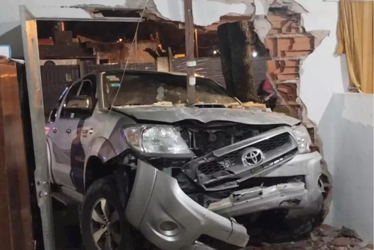 La Plata: conducía borracho, chocó contra el frente de una casa y se metió en el living