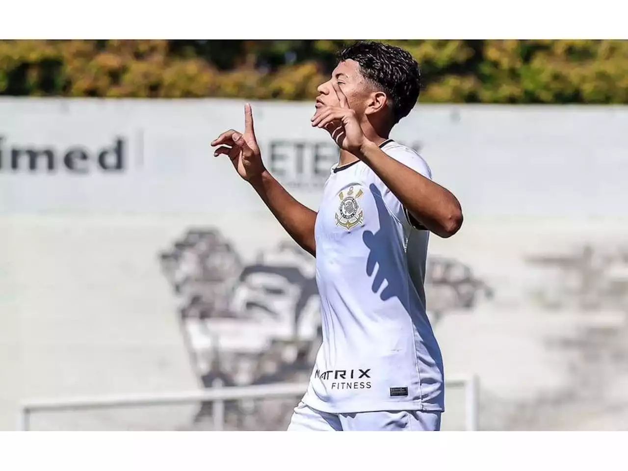 Com multa milionária, atacante do Sub-17 assina primeiro contrato profissional com o Corinthians