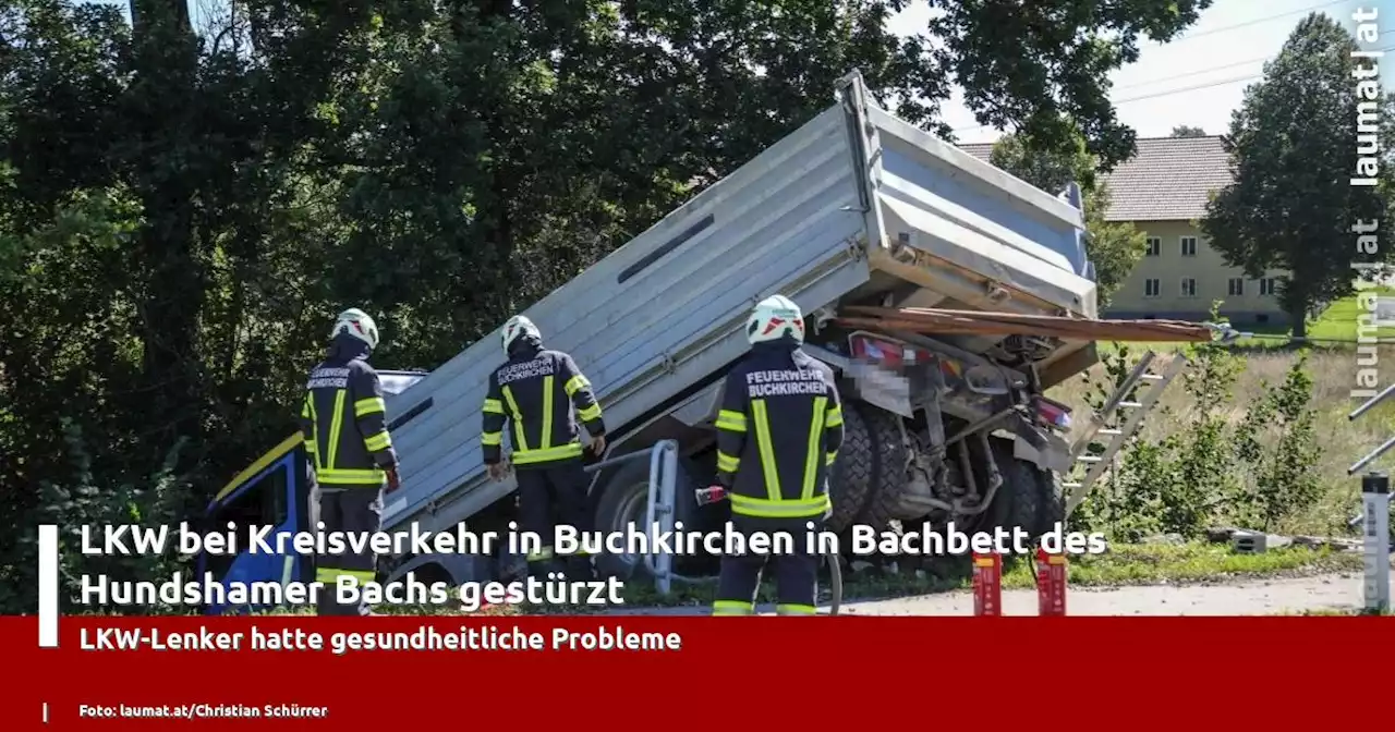 LKW bei Kreisverkehr in Buchkirchen in Bachbett des Hundshamer Bachs gestürzt