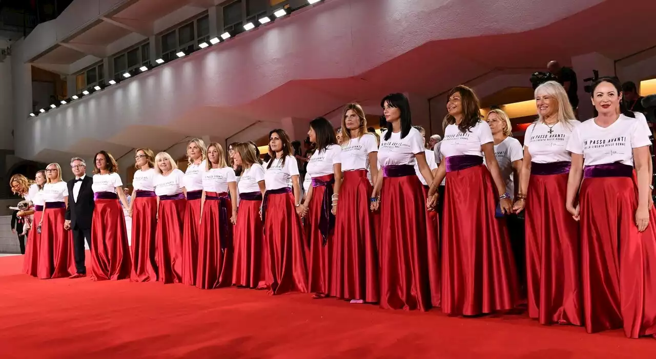 Venezia 2023, flashmob contro i femminicidi sul red carpet: «Gli uomini violenti sono ovunque»