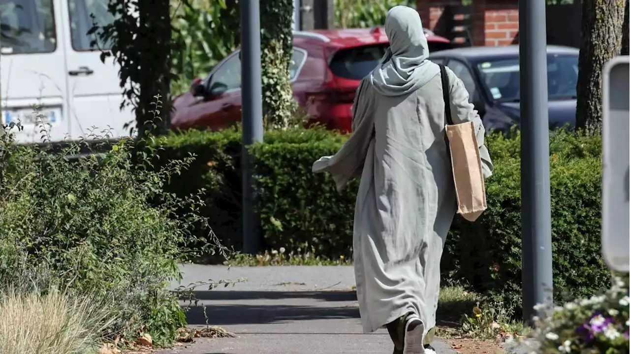 En Auvergne, le père d’une lycéenne recalée pour port de l’abaya placé en garde à vue