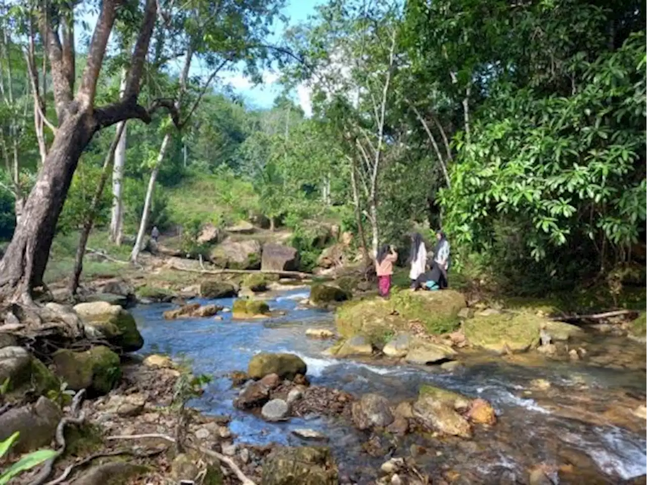 Sungai dan Riam di Kaki Pegunungan Meratus Jadi Daya Tarik Warga saat Kemarau